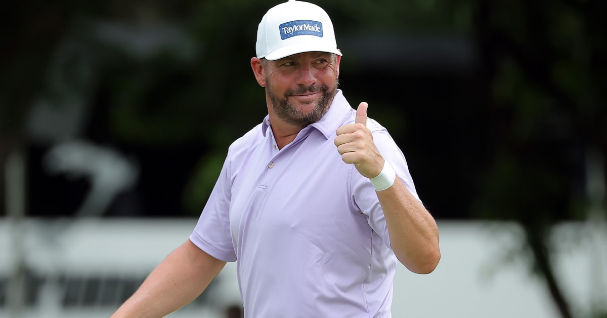 Michael Block acknowledging the gallery with a thumbs up during a tournament round